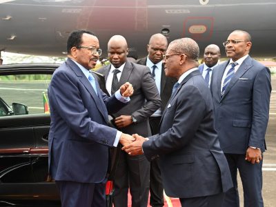 Paul Biya a quitté Yaoundé ce dimanche 21 septembre en fin de matinée pour un séjour privé en Europe. Le communiqué du Cabinet civil de la présidence précise que le chef de l’État était accompagné de son épouse, Chantal Biya, de son directeur de cabinet Samuel Mvondo Ayolo, du vice-amiral Joseph Fouda, conseiller spécial, et de Simon Pierre Bikélé, chef du protocole d’État.