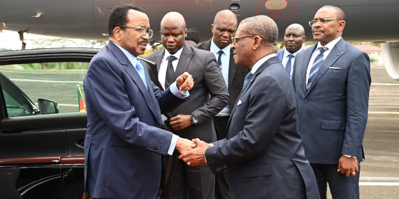Paul Biya a quitté Yaoundé ce dimanche 21 septembre en fin de matinée pour un séjour privé en Europe. Le communiqué du Cabinet civil de la présidence précise que le chef de l’État était accompagné de son épouse, Chantal Biya, de son directeur de cabinet Samuel Mvondo Ayolo, du vice-amiral Joseph Fouda, conseiller spécial, et de Simon Pierre Bikélé, chef du protocole d’État.