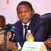Le ministère de l’Administration territoriale (MINAT) a publié lundi un communiqué particulièrement sévère visant Issa Tchiroma Bakary, qui s’est autoproclamé vainqueur de l’élection présidentielle moins de 24 heures après le scrutin du 12 octobre. Signé par Paul Atanga Nji, désigné « Agent du Gouvernement dans le processus électoral », le texte parle de « faits d’une extrême gravité » et reproche au candidat d’avoir « violé tous les textes juridiques encadrant le processus électoral » en diffusant « un message enregistré à partir de son domicile dans lequel il s’est autoproclamé vainqueur du scrutin présidentiel ».