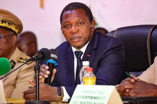 À deux jours de l’ouverture officielle de la campagne pour l’élection présidentielle du 12 octobre 2025, le ministre de l’Administration territoriale, Paul Atanga Nji, a publié, ce 25 septembre, un communiqué demandant aux candidats de transmettre leurs calendriers de réunions électorales aux autorités administratives locales. Le texte rappelle les dispositions de l’article 93 du Code électoral et précise que, en l’absence d’un calendrier préalable, « les meetings devront être déclarés au moins vingt-quatre heures à l’avance ».