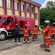 Selon un communiqué du ministère de la Défense, l’accès au périmètre du sinistre a été volontairement entravé et un véhicule de secours acquis à grands frais a subi d’importants dégâts. La sécurité physique des soldats du feu, venus porter assistance à la population, a été mise en danger.