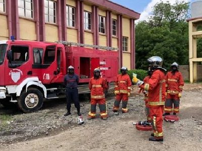 Selon un communiqué du ministère de la Défense, l’accès au périmètre du sinistre a été volontairement entravé et un véhicule de secours acquis à grands frais a subi d’importants dégâts. La sécurité physique des soldats du feu, venus porter assistance à la population, a été mise en danger.