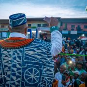 Le candidat du Front Social Démocrate (SDF), Joshua Osih a surpris le paysage politique en ouvrant sa campagne dans des régions marquées par les violences. En quelques jours, il a parcouru Bamenda, Kumba, Konye et la division du Moungo, affrontant menaces déclarées et interdictions locales. Ce déplacement vise à réinscrire le SDF dans ses bastions historiques et à mesurer l’ampleur du conflit anglophone sur le terrain. La démarche a attiré des foules nombreuses et suscité des réactions contrastées des autorités.