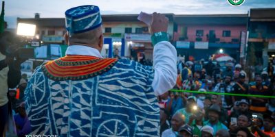 Le candidat du Front Social Démocrate (SDF), Joshua Osih a surpris le paysage politique en ouvrant sa campagne dans des régions marquées par les violences. En quelques jours, il a parcouru Bamenda, Kumba, Konye et la division du Moungo, affrontant menaces déclarées et interdictions locales. Ce déplacement vise à réinscrire le SDF dans ses bastions historiques et à mesurer l’ampleur du conflit anglophone sur le terrain. La démarche a attiré des foules nombreuses et suscité des réactions contrastées des autorités.
