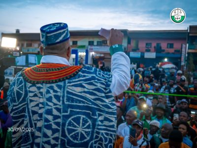 Le candidat du Front Social Démocrate (SDF), Joshua Osih a surpris le paysage politique en ouvrant sa campagne dans des régions marquées par les violences. En quelques jours, il a parcouru Bamenda, Kumba, Konye et la division du Moungo, affrontant menaces déclarées et interdictions locales. Ce déplacement vise à réinscrire le SDF dans ses bastions historiques et à mesurer l’ampleur du conflit anglophone sur le terrain. La démarche a attiré des foules nombreuses et suscité des réactions contrastées des autorités.