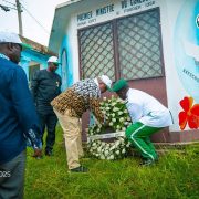 À Efok, village natal d’André‑Marie Mbida, premier Premier ministre du Cameroun français indépendant, le candidat du Social Democratic Front (SDF) a déposé une gerbe, devenant à ce jour le seul aspirant à la présidence à commémorer officiellement cette figure fondatrice.