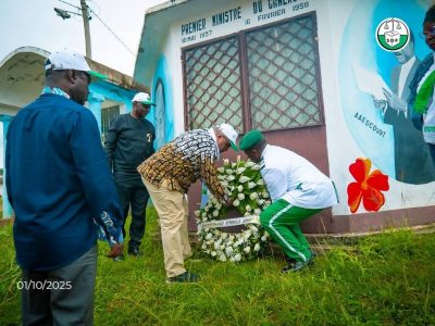 À Efok, village natal d’André‑Marie Mbida, premier Premier ministre du Cameroun français indépendant, le candidat du Social Democratic Front (SDF) a déposé une gerbe, devenant à ce jour le seul aspirant à la présidence à commémorer officiellement cette figure fondatrice.