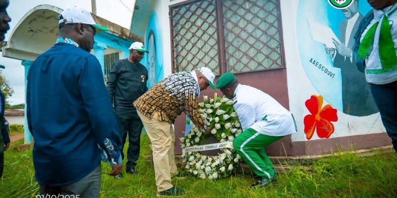À Efok, village natal d’André‑Marie Mbida, premier Premier ministre du Cameroun français indépendant, le candidat du Social Democratic Front (SDF) a déposé une gerbe, devenant à ce jour le seul aspirant à la présidence à commémorer officiellement cette figure fondatrice.