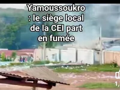 La capitale politique ivoirienne a été le théâtre d’une nouvelle flambée de violences, le lundi 20 octobre 2025. En marge des contestations liées à l’élection présidentielle à venir, le siège local de la Commission électorale indépendante (CEI) a été réduit en cendres, attisant davantage les inquiétudes autour du climat politique national.