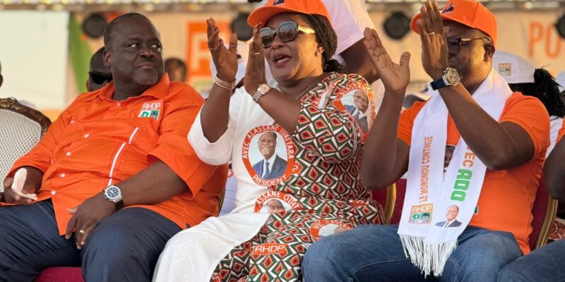 La région du Moronou a démontré, à travers une mobilisation exemplaire, son attachement aux idéaux du président Alassane Ouattara et du Rassemblement des Houphouëtistes pour la Démocratie et la Paix (RHDP). La cérémonie officielle de clôture de la campagne électorale s’est tenue à Arrah, sous la présidence effective de Harlette Badou N’guessan, présidente nationale de l’Union des Femmes du RHDP (UF-RHDP), Maire de la Commune d’Arrah, Directrice centrale adjointe chargée des femmes politiques et Directrice départementale de campagne du RHDP à Arrah.