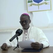 Depuis Daloa, la Conférence des évêques catholiques de Côte d’Ivoire (CECCI) a adressé, ce 24 octobre 2025, un solennel communiqué sur la situation sociopolitique du pays à la veille de l’élection présidentielle. Entre inquiétude et espérance, les prélats exhortent les Ivoiriens à privilégier l’apaisement, la justice et la prière, face à une tension grandissante marquée par des violences, des arrestations et des pertes humaines.