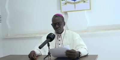 Depuis Daloa, la Conférence des évêques catholiques de Côte d’Ivoire (CECCI) a adressé, ce 24 octobre 2025, un solennel communiqué sur la situation sociopolitique du pays à la veille de l’élection présidentielle. Entre inquiétude et espérance, les prélats exhortent les Ivoiriens à privilégier l’apaisement, la justice et la prière, face à une tension grandissante marquée par des violences, des arrestations et des pertes humaines.