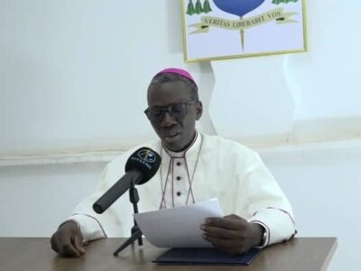 Depuis Daloa, la Conférence des évêques catholiques de Côte d’Ivoire (CECCI) a adressé, ce 24 octobre 2025, un solennel communiqué sur la situation sociopolitique du pays à la veille de l’élection présidentielle. Entre inquiétude et espérance, les prélats exhortent les Ivoiriens à privilégier l’apaisement, la justice et la prière, face à une tension grandissante marquée par des violences, des arrestations et des pertes humaines.