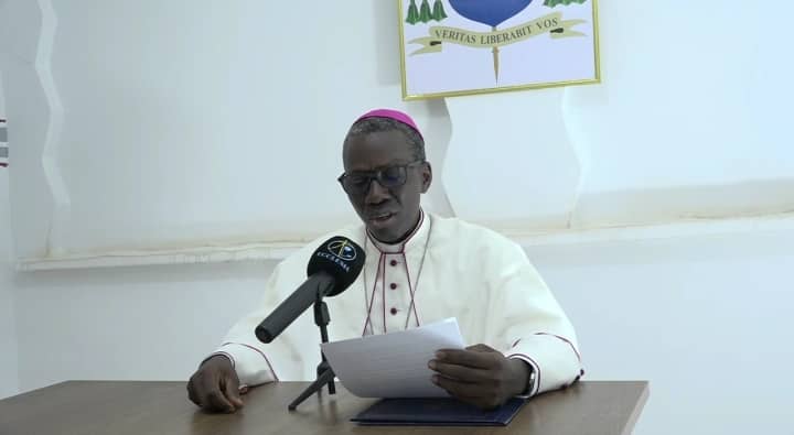 Depuis Daloa, la Conférence des évêques catholiques de Côte d’Ivoire (CECCI) a adressé, ce 24 octobre 2025, un solennel communiqué sur la situation sociopolitique du pays à la veille de l’élection présidentielle. Entre inquiétude et espérance, les prélats exhortent les Ivoiriens à privilégier l’apaisement, la justice et la prière, face à une tension grandissante marquée par des violences, des arrestations et des pertes humaines.