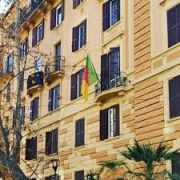 L’ambassade du Cameroun en Italie a indiqué, dans un communiqué daté du 7 octobre 2025, que le scrutin présidentiel se tiendra le dimanche 12 octobre 2025, de 8h00 à 18h00, dans les trois bureaux de vote ouverts pour la circonscription. Le vote aura lieu, notamment, dans les locaux municipaux situés Via G. Galilei 53, 00185 Rome (zone Esquilino).