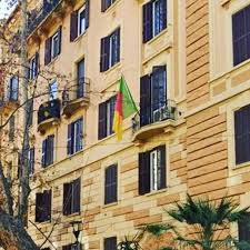 L’ambassade du Cameroun en Italie a indiqué, dans un communiqué daté du 7 octobre 2025, que le scrutin présidentiel se tiendra le dimanche 12 octobre 2025, de 8h00 à 18h00, dans les trois bureaux de vote ouverts pour la circonscription. Le vote aura lieu, notamment, dans les locaux municipaux situés Via G. Galilei 53, 00185 Rome (zone Esquilino).