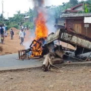 Les mandats de détention sont arrivés dans une chemise cartonnée sur la table du régisseur de la prison de Ngoma, située au quartier PK 19 ce lundi 17 novembre matin. Sur environ 600 personnes gardées ici depuis plusieurs semaines à la suite des récentes violences post-électorales dans la ville de Douala, certains ne retrouveront pas la liberté d’aussitôt au regard des charges qui pèsent sur eux. Ces derniers sont accusés entre autres d’ « insurrection, rébellion, vol aggravé, attroupement armé et pillage en bande ».