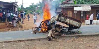 Les mandats de détention sont arrivés dans une chemise cartonnée sur la table du régisseur de la prison de Ngoma, située au quartier PK 19 ce lundi 17 novembre matin. Sur environ 600 personnes gardées ici depuis plusieurs semaines à la suite des récentes violences post-électorales dans la ville de Douala, certains ne retrouveront pas la liberté d’aussitôt au regard des charges qui pèsent sur eux. Ces derniers sont accusés entre autres d’ « insurrection, rébellion, vol aggravé, attroupement armé et pillage en bande ».