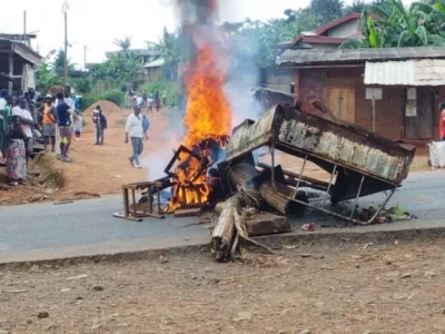 Les mandats de détention sont arrivés dans une chemise cartonnée sur la table du régisseur de la prison de Ngoma, située au quartier PK 19 ce lundi 17 novembre matin. Sur environ 600 personnes gardées ici depuis plusieurs semaines à la suite des récentes violences post-électorales dans la ville de Douala, certains ne retrouveront pas la liberté d’aussitôt au regard des charges qui pèsent sur eux. Ces derniers sont accusés entre autres d’ « insurrection, rébellion, vol aggravé, attroupement armé et pillage en bande ».