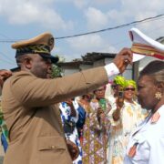 Le ouf poussé par les populations de ce quartier dépendant de l’arrondissement de Douala 5ème était autant soulageant que le vide laissé par Sa Majesté Jules Amos Mbessang décédé il y a cinq ans, a finalement été comblé à travers l’installation officielle de Sa Majesté Ngo Mandebi Friedah, Epse Kana, par Dr Asongwe Cletus Anuafor, sous-préfet de l’arrondissement de Douala 5, ce 20 novembre 2025.
