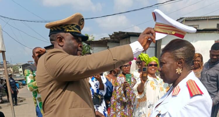 Le ouf poussé par les populations de ce quartier dépendant de l’arrondissement de Douala 5ème était autant soulageant que le vide laissé par Sa Majesté Jules Amos Mbessang décédé il y a cinq ans, a finalement été comblé à travers l’installation officielle de Sa Majesté Ngo Mandebi Friedah, Epse Kana, par Dr Asongwe Cletus Anuafor, sous-préfet de l’arrondissement de Douala 5, ce 20 novembre 2025.