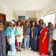 La journée du samedi 22 novembre 2025 a été marquée par une conférence de presse majeure organisée par le Club des Femmes Influentes et Dirigeantes (Club FiND), placée sous le thème : « Les femmes au cœur du développement durable, de l’influence à l’action ». L’événement s’est tenu au Centre Novis, situé à Cocody Palmeraie, et a rassemblé plusieurs femmes issues d’associations, de mutuelles et de divers secteurs d’activité.