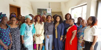 La journée du samedi 22 novembre 2025 a été marquée par une conférence de presse majeure organisée par le Club des Femmes Influentes et Dirigeantes (Club FiND), placée sous le thème : « Les femmes au cœur du développement durable, de l’influence à l’action ». L’événement s’est tenu au Centre Novis, situé à Cocody Palmeraie, et a rassemblé plusieurs femmes issues d’associations, de mutuelles et de divers secteurs d’activité.