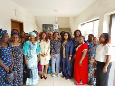 La journée du samedi 22 novembre 2025 a été marquée par une conférence de presse majeure organisée par le Club des Femmes Influentes et Dirigeantes (Club FiND), placée sous le thème : « Les femmes au cœur du développement durable, de l’influence à l’action ». L’événement s’est tenu au Centre Novis, situé à Cocody Palmeraie, et a rassemblé plusieurs femmes issues d’associations, de mutuelles et de divers secteurs d’activité.