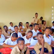 Dans le cadre de ses actions en faveur de la valorisation du mérite académique, Jules Kouamé K, président du Collectif des enseignants et personnels des établissements privés de Côte d’Ivoire, ingénieur en management des entreprises, responsable administratif et candidat indépendant aux élections législatives du 27 décembre 2025 dans la circonscription 047 de Yopougon, a présidé, le jeudi 27 novembre 2025, une cérémonie de distinction au Groupe scolaire Les Gloris, sis à Yopougon Niangon à gauche.