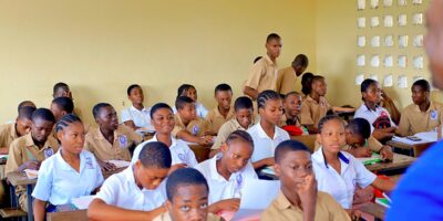 Dans le cadre de ses actions en faveur de la valorisation du mérite académique, Jules Kouamé K, président du Collectif des enseignants et personnels des établissements privés de Côte d’Ivoire, ingénieur en management des entreprises, responsable administratif et candidat indépendant aux élections législatives du 27 décembre 2025 dans la circonscription 047 de Yopougon, a présidé, le jeudi 27 novembre 2025, une cérémonie de distinction au Groupe scolaire Les Gloris, sis à Yopougon Niangon à gauche.