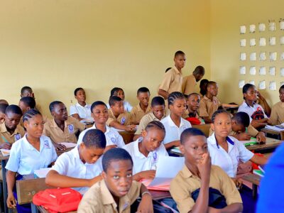 Dans le cadre de ses actions en faveur de la valorisation du mérite académique, Jules Kouamé K, président du Collectif des enseignants et personnels des établissements privés de Côte d’Ivoire, ingénieur en management des entreprises, responsable administratif et candidat indépendant aux élections législatives du 27 décembre 2025 dans la circonscription 047 de Yopougon, a présidé, le jeudi 27 novembre 2025, une cérémonie de distinction au Groupe scolaire Les Gloris, sis à Yopougon Niangon à gauche.