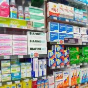 Le ministère des Finances, à travers la Direction Générale des Douanes, a récemment émis une note d’alerte concernant la circulation sur le territoire camerounais de sirops de toux contaminés. Cette alerte, relayée par le Secrétaire Général de l’Organisation Internationale de la Police Criminelle (OIPC-INTERPOL) et l’Organisation Mondiale de la Santé (OMS), fait suite à des décès tragiques d’enfants en Inde liés à la consommation de ces produits.