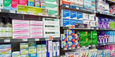 Le ministère des Finances, à travers la Direction Générale des Douanes, a récemment émis une note d’alerte concernant la circulation sur le territoire camerounais de sirops de toux contaminés. Cette alerte, relayée par le Secrétaire Général de l’Organisation Internationale de la Police Criminelle (OIPC-INTERPOL) et l’Organisation Mondiale de la Santé (OMS), fait suite à des décès tragiques d’enfants en Inde liés à la consommation de ces produits.