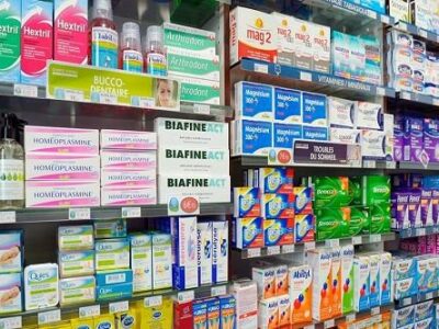 Le ministère des Finances, à travers la Direction Générale des Douanes, a récemment émis une note d’alerte concernant la circulation sur le territoire camerounais de sirops de toux contaminés. Cette alerte, relayée par le Secrétaire Général de l’Organisation Internationale de la Police Criminelle (OIPC-INTERPOL) et l’Organisation Mondiale de la Santé (OMS), fait suite à des décès tragiques d’enfants en Inde liés à la consommation de ces produits.