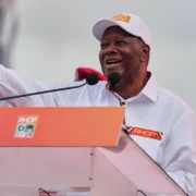 Le Conseil constitutionnel ivoirien a confirmé, ce mardi 4 novembre 2025, la réélection du président Alassane Ouattara dès le premier tour de la présidentielle du 25 octobre. Avec près de 90 % des suffrages exprimés, le chef de l’État sortant s’impose largement face à une opposition divisée et partiellement absente du scrutin.