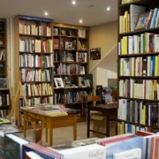 Du 27 au 30 novembre 2025, le Palais de la culture Sawa vibrera au rythme des mots, des idées et de la passion du livre à l’occasion de la 3ème édition du Salon du Livre de Douala. Le Centre International de Recherche et de Documentation sur les Traditions et les Langues Africaines (CERDOTOLA) y participera. L’événement littéraire promet une programmation riche et diversifiée, destinée à tous les publics.