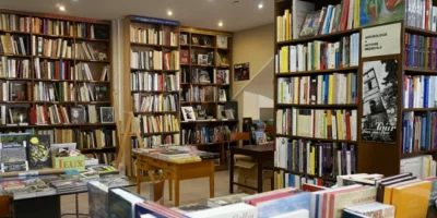 Du 27 au 30 novembre 2025, le Palais de la culture Sawa vibrera au rythme des mots, des idées et de la passion du livre à l’occasion de la 3ème édition du Salon du Livre de Douala. Le Centre International de Recherche et de Documentation sur les Traditions et les Langues Africaines (CERDOTOLA) y participera. L’événement littéraire promet une programmation riche et diversifiée, destinée à tous les publics.