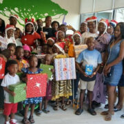 Les pensionnaires du service d’oncologie pédiatrique de l’hôpital Mère-Enfant de Bingerville ont retrouvé un peu de sourire lors de l’arbre de Noël organisé samedi 20 décembre 2025 par l’ONG Aline, à l’occasion de la 7e édition de « Noël en Or » sous le thème « Oukalê », qui signifie « soutien » en langue Baoulé.