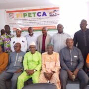 La Fédération ivoirienne des propriétaires et exploitants de taxis compteurs d’Abidjan (FIPETCA) est montée au créneau, vendredi 5 décembre, pour éclairer l’opinion sur la crise qui secoue la Mutuelle d’assurance des taxis compteurs d’Abidjan (MATCA). Son président, Sylla Lanciné, a animé un point de presse au siège de la faîtière à Treichville, entouré d’administrateurs et de délégués venus de plusieurs communes du district.