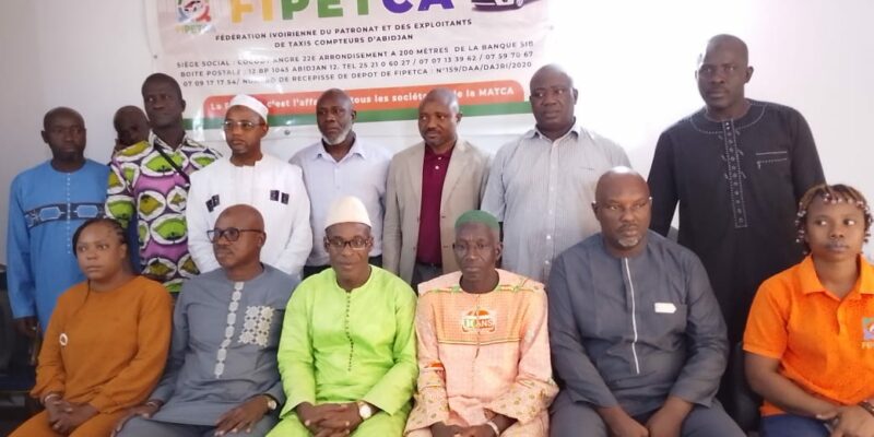 La Fédération ivoirienne des propriétaires et exploitants de taxis compteurs d’Abidjan (FIPETCA) est montée au créneau, vendredi 5 décembre, pour éclairer l’opinion sur la crise qui secoue la Mutuelle d’assurance des taxis compteurs d’Abidjan (MATCA). Son président, Sylla Lanciné, a animé un point de presse au siège de la faîtière à Treichville, entouré d’administrateurs et de délégués venus de plusieurs communes du district.