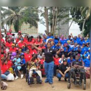 L’ONG Cœur de maman amour d’enfant a organisé, jeudi 4 décembre 2025, une cérémonie de commémoration de la Journée internationale de la paralysie cérébrale à l’auditorium de la cathédrale Saint-Paul du Plateau. L’événement, placé sous le thème « Agissons ensemble pour le bien-être des enfants souffrant de la paralysie cérébrale pour ne pas regretter demain », a réuni plusieurs associations, des leaders religieux et plus de 200 familles d’enfants en situation de handicap.