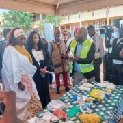 Une campagne de sensibilisation et d’éducation à la gestion des déchets plastiques a été lancée ce lundi 8 décembre au sein du groupe des écoles publiques de Mfandena à Yaoundé. Issue des ateliers menés dans la commune d’arrondissement de Yaoundé 5, cette initiative se veut « la vitrine publique, l’espace de mobilisation collective et le point de convergence entre éducation, participation citoyenne et gouvernance urbaine », selon les organisateurs.