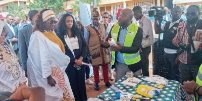 Une campagne de sensibilisation et d’éducation à la gestion des déchets plastiques a été lancée ce lundi 8 décembre au sein du groupe des écoles publiques de Mfandena à Yaoundé. Issue des ateliers menés dans la commune d’arrondissement de Yaoundé 5, cette initiative se veut « la vitrine publique, l’espace de mobilisation collective et le point de convergence entre éducation, participation citoyenne et gouvernance urbaine », selon les organisateurs.