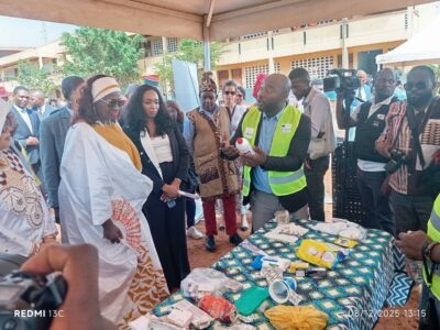 Une campagne de sensibilisation et d’éducation à la gestion des déchets plastiques a été lancée ce lundi 8 décembre au sein du groupe des écoles publiques de Mfandena à Yaoundé. Issue des ateliers menés dans la commune d’arrondissement de Yaoundé 5, cette initiative se veut « la vitrine publique, l’espace de mobilisation collective et le point de convergence entre éducation, participation citoyenne et gouvernance urbaine », selon les organisateurs.