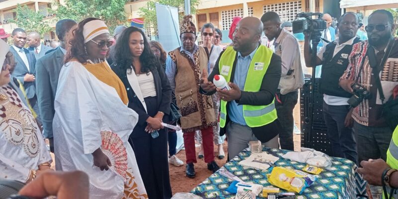 Une campagne de sensibilisation et d’éducation à la gestion des déchets plastiques a été lancée ce lundi 8 décembre au sein du groupe des écoles publiques de Mfandena à Yaoundé. Issue des ateliers menés dans la commune d’arrondissement de Yaoundé 5, cette initiative se veut « la vitrine publique, l’espace de mobilisation collective et le point de convergence entre éducation, participation citoyenne et gouvernance urbaine », selon les organisateurs.