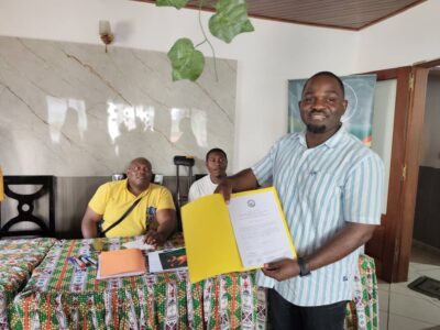 Dans un scrutin très disputé, Thierry Didier Kuicheu a remporté l'élection à la tête de l'Association des Blogueurs du Cameroun (ABC) avec un score de 18 voix contre 17 pour son principal challenger Fabrice Bwamou. Un écart d'une seule voix sépare les deux candidats, illustrant l'intensité de la compétition et l'engagement des membres de l'association. Cette victoire marque le début d'une nouvelle ère pour l'ABC, avec un programme ambitieux conçu pour dynamiser le secteur du blogging au Cameroun.