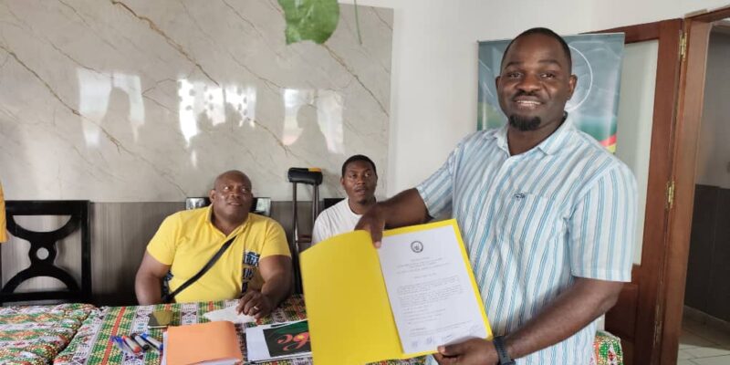 Dans un scrutin très disputé, Thierry Didier Kuicheu a remporté l'élection à la tête de l'Association des Blogueurs du Cameroun (ABC) avec un score de 18 voix contre 17 pour son principal challenger Fabrice Bwamou. Un écart d'une seule voix sépare les deux candidats, illustrant l'intensité de la compétition et l'engagement des membres de l'association. Cette victoire marque le début d'une nouvelle ère pour l'ABC, avec un programme ambitieux conçu pour dynamiser le secteur du blogging au Cameroun.