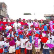 Le terrain de jeu du petit marché de Williamsville 1 a vibré au rythme de la féerie de Noël, le mardi 23 décembre, à l’occasion de la première édition de l’arbre de Noël organisée par l’Union des jeunes de Williamsville 1. Cette initiative sociale et festive a permis d’offrir des instants de joie, de partage et de bonheur à près de 300 enfants du quartier.