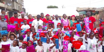 Le terrain de jeu du petit marché de Williamsville 1 a vibré au rythme de la féerie de Noël, le mardi 23 décembre, à l’occasion de la première édition de l’arbre de Noël organisée par l’Union des jeunes de Williamsville 1. Cette initiative sociale et festive a permis d’offrir des instants de joie, de partage et de bonheur à près de 300 enfants du quartier.