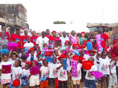 Le terrain de jeu du petit marché de Williamsville 1 a vibré au rythme de la féerie de Noël, le mardi 23 décembre, à l’occasion de la première édition de l’arbre de Noël organisée par l’Union des jeunes de Williamsville 1. Cette initiative sociale et festive a permis d’offrir des instants de joie, de partage et de bonheur à près de 300 enfants du quartier.